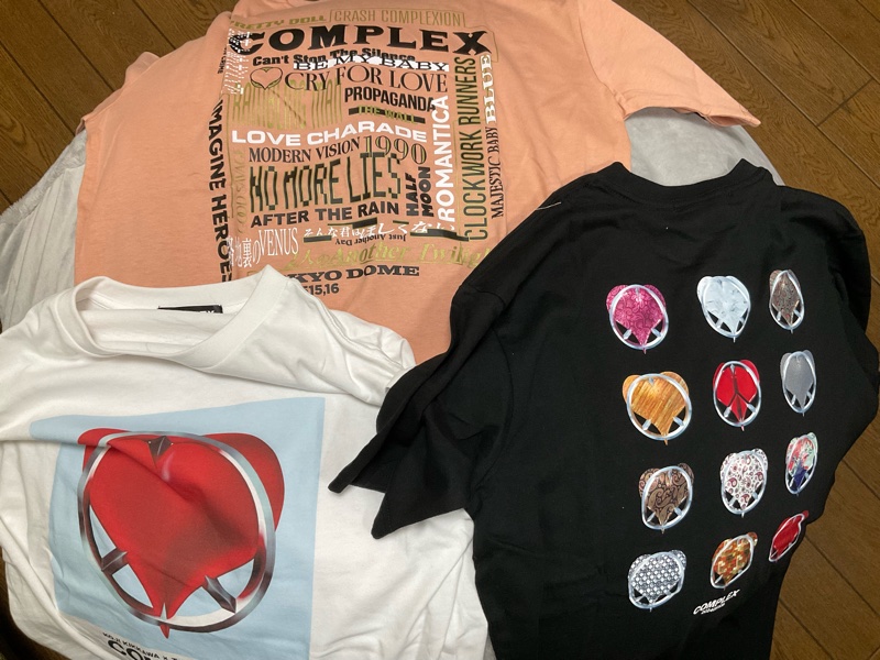 COMPLEXのTシャツ